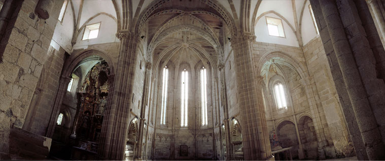 a igrexa no interior